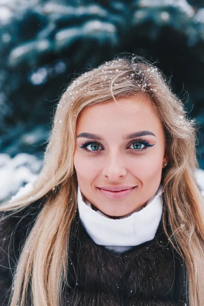 Крупный план зимнего портрета молодой женщины с светлыми волосами — стоковое фото
