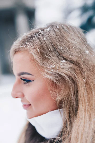 Close-up retrato de inverno de jovem com cabelo loiro ao ar livre — Fotografia de Stock