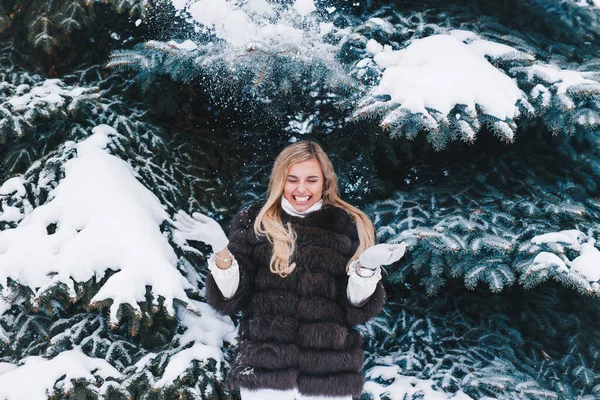 Menina Feliz Roupas Quentes Brincando Com Neve Livre Floresta Inverno — Fotografia de Stock