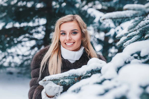 Beautiful Woman Standing Winter Snowy Forest Enjoying First Snow — Stock Photo, Image