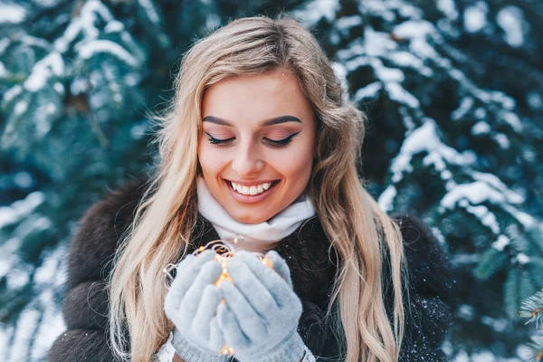 Bela Menina Holdinf Luzes Natal Suas Mãos Inverno Floresta Nevada — Fotografia de Stock