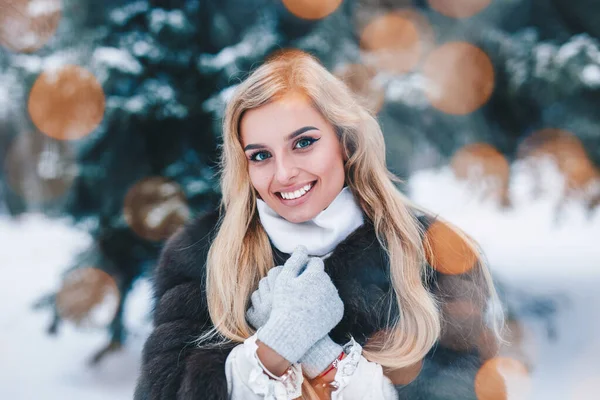 Retrato Natal Bela Menina Sorridente Floresta Inverno Com Luzes Bokeh — Fotografia de Stock