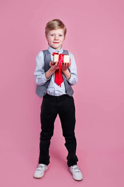 День Святого Валентина Маленький Мальчик Подарочной Коробкой Розовом Фоне Студии — стоковое фото