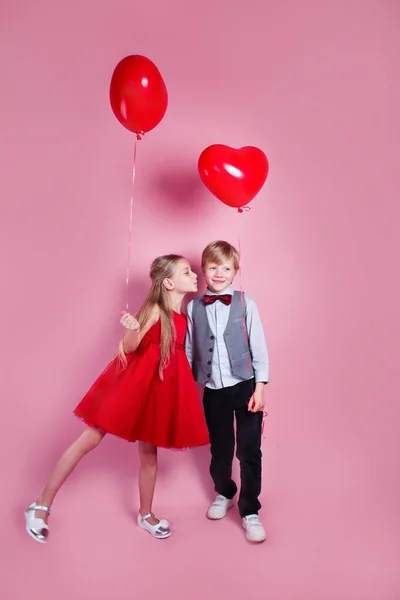 발렌틴 분홍색 배경에 키스하고 심장병이 어린이들 — 스톡 사진