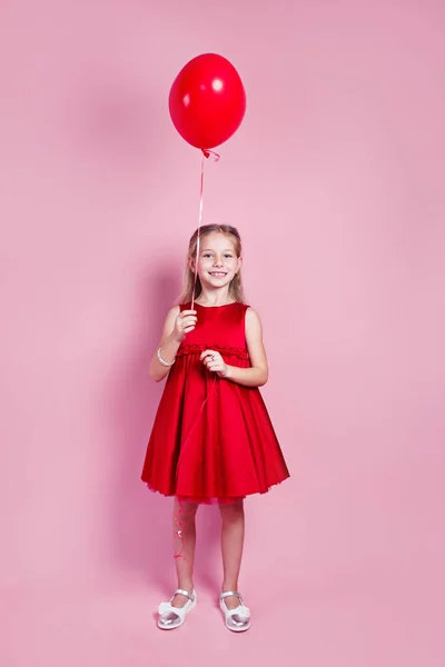 Ημέρα Του Αγίου Βαλεντίνου Κοριτσάκι Κόκκινο Φόρεμα Μπαλόνι Σχήμα Καρδιάς — Φωτογραφία Αρχείου