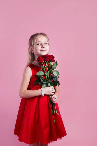 발렌틴 드레스를 녹음실 배경에 장미를 귀여운 — 스톡 사진