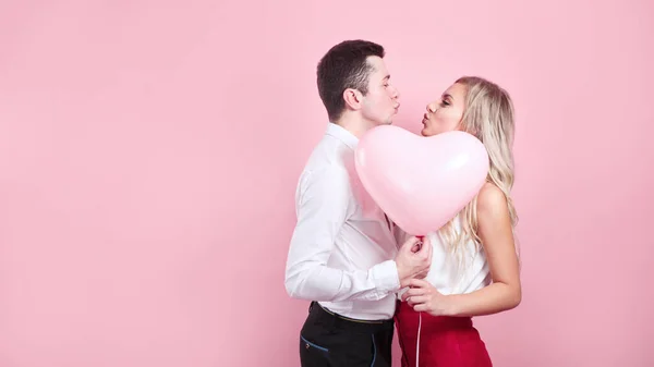 Walentynki. Piękna romantyczna para z balonem na różowym tle — Zdjęcie stockowe