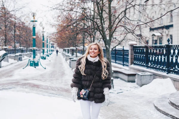 Jovem feliz andando na neve inverno cidade rua — Fotografia de Stock