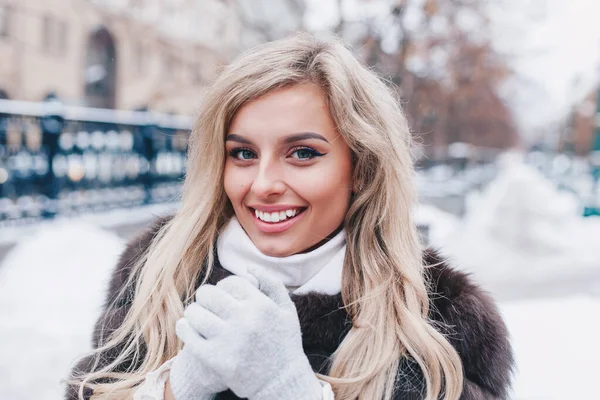 Close-up retrato de inverno de jovem mulher com cabelo loiro na cidade — Fotografia de Stock
