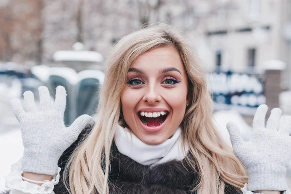 Linda mujer joven que se divierte y disfruta del buen tiempo en la ciudad. Vacaciones de invierno. —  Fotos de Stock