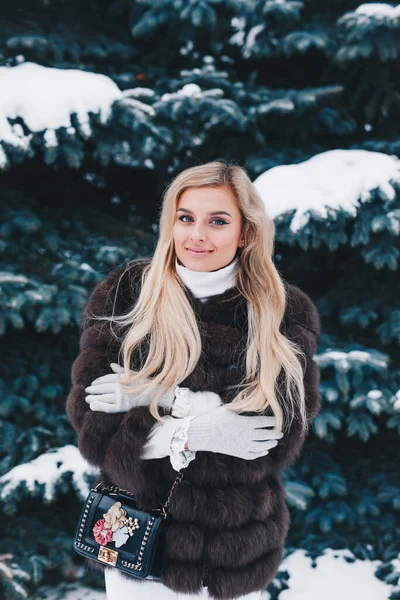 겨울 눈덮인 숲에 아름다운 여성이서 있습니다. 겨울철의 개념 — 스톡 사진