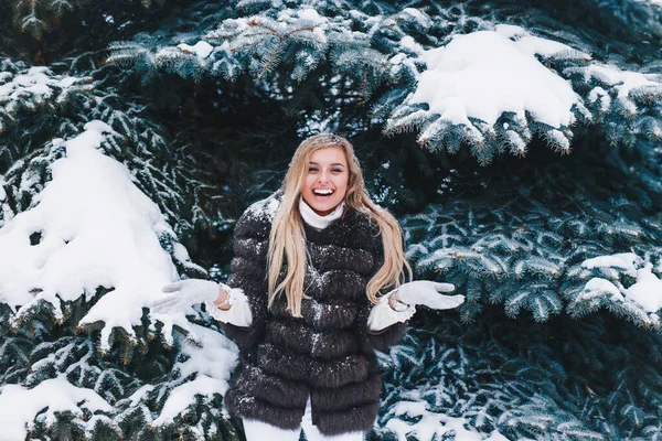 Chica joven lanzando nieve en el día de invierno. Mujer de invierno —  Fotos de Stock