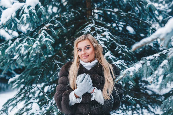 Jovem mulher bonita em roupas de inverno na floresta — Fotografia de Stock
