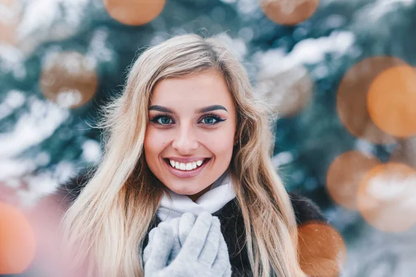 Retrato de Natal de menina bonita na floresta de inverno com luzes bokeh — Fotografia de Stock