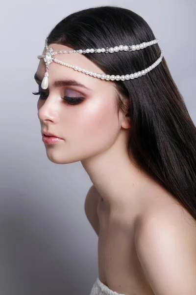 Hermoso retrato de novia en la boda. Mujer con joyas de perlas en el cabello — Foto de Stock