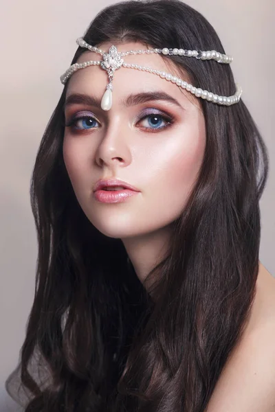 Hermosa novia con pelo rizado y maquillaje de noche sobre fondo gris. Joyería y Belleza. — Foto de Stock