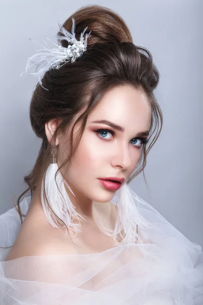 Düğün saç stili ve makyajlı güzel seksi gelin. Genç ve güzel gelinin portresi. — Stok fotoğraf