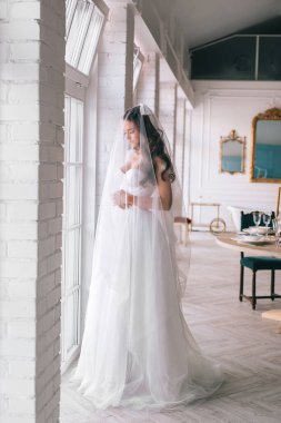 Stüdyoda peçe altında güzel bir gelinin şehvetli portresi.