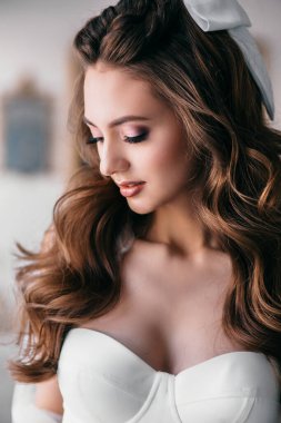 Işık stüdyosundaki genç ve güzel gelinin stüdyo çekimi.