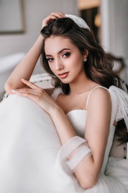 Genç ve güzel gelinin stüdyo çekimi. Düğün.