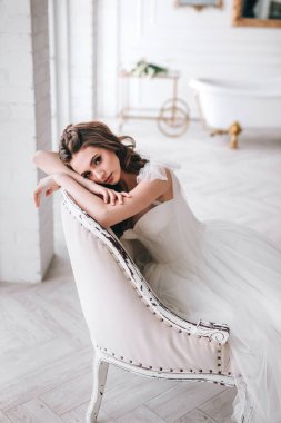 Güzel genç gelin düğün günü evde poz veriyor.