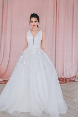 Stüdyoda lüks gelinlik içinde büyüleyici ve güzel bir gelin.