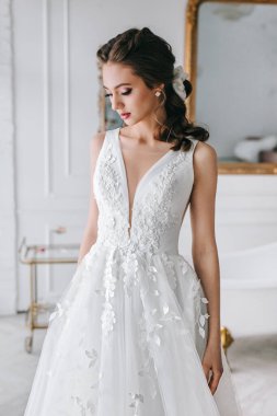 Genç ve güzel gelinin stüdyo çekimi. Düğün.