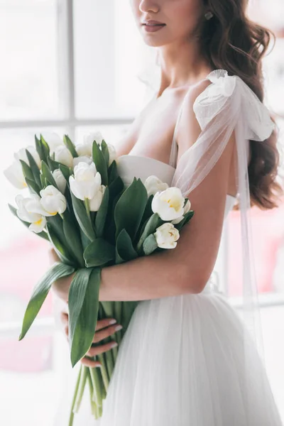 Wedding bouquet of white tulips in the hands of a beautiful bride. Soft Focus — 图库照片