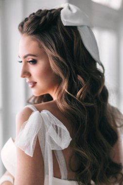 Mutlu gelinin düğün portresi. Güzel, genç gelin başka tarafa bakıyor..