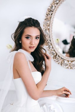 Stüdyoda lüks gelinlik içinde güzel bir gelin..