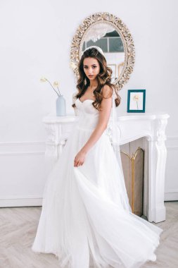 Stüdyoda lüks gelinlik içinde büyüleyici ve güzel bir gelin.