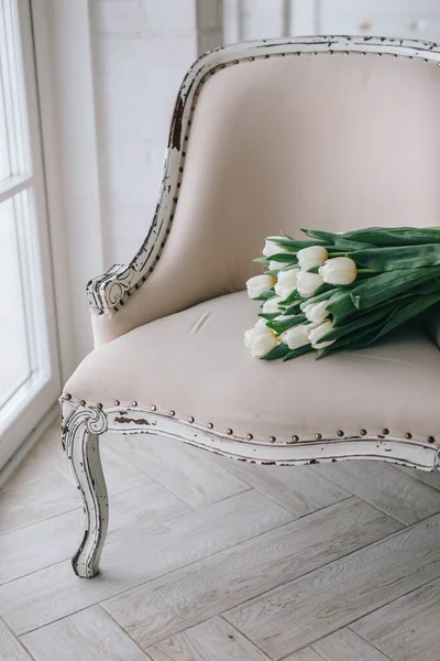 Ramo de boda romántico de tulipanes blancos. Flores de primavera —  Fotos de Stock