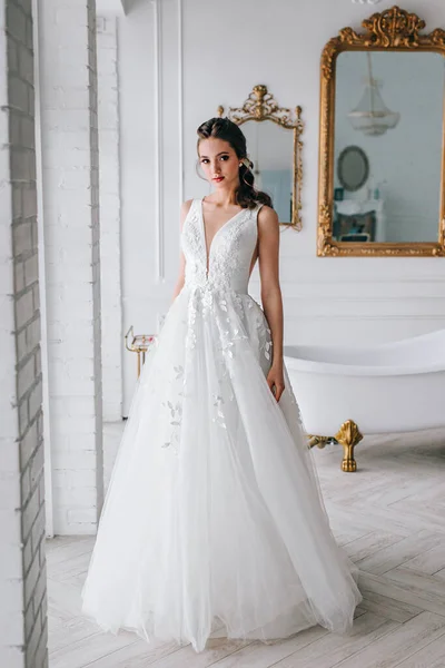 Encantadora y hermosa novia en vestido de novia de moda de lujo en el estudio — Foto de Stock