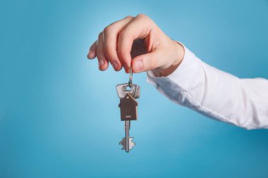 Ev anahtarlarını veren emlakçının yakın plan görüntüsü