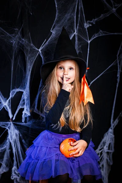 Cadılar Bayramı kostümlü küçük kız eğleniyor. Şaka mı şeker mi? — Stok fotoğraf