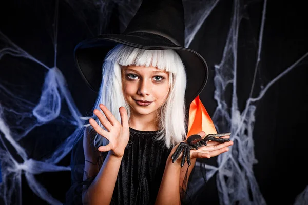 Девочка в костюме ведьмы на Хэллоуин веселится. Маленькая ведьма — стоковое фото
