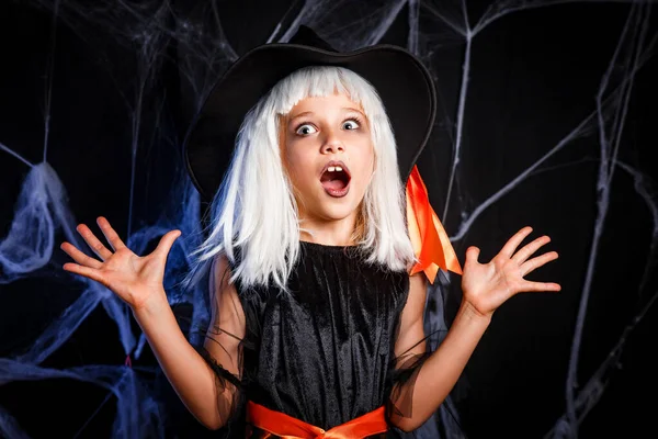 Klein meisje in heks kostuum hebben plezier op Halloween truc of traktatie — Stockfoto