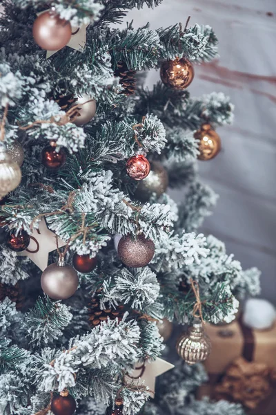 Karácsonyi és újévi fa díszített közel fel. Karácsonyi ajándéko — Stock Fotó