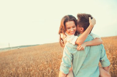 alanında yaz aylarında poz genç şık moda çiftin aşkı outdoor.stunning şehvetli açık portrede genç çift