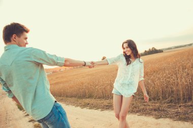 alanında yaz aylarında poz genç şık moda çiftin aşkı outdoor.stunning şehvetli açık portrede genç çift