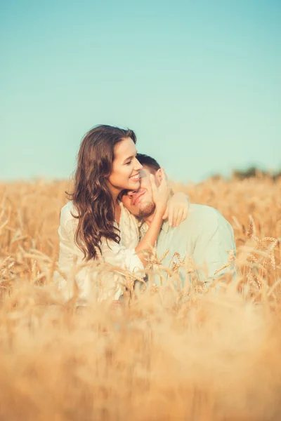 Junges verliebtes Paar im Freien.Atemberaubende sinnliche Outdoor-Porträt von jungen stilvollen Mode-Paar posiert im Sommer im Feld — Stockfoto