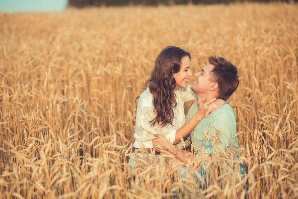 alanında yaz aylarında poz genç şık moda çiftin aşkı outdoor.stunning şehvetli açık portrede genç çift