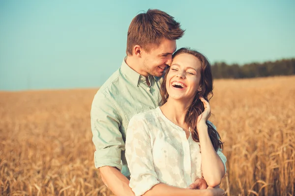 Genç çift aşık açık. Genç şık moda çift çarpıcı şehvetli açık portresi