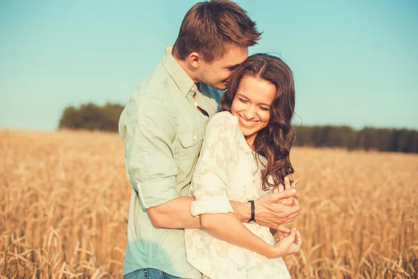 Jovem casal apaixonado ao ar livre.Impressionante retrato ao ar livre sensual de jovem casal de moda elegante posando no verão no campo — Fotografia de Stock