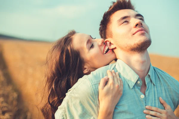 Jonge paar in liefde outdoor.stunning sensuele outdoor portret van jonge stijlvolle mode paar poseren in de zomer in het veld — Stockfoto