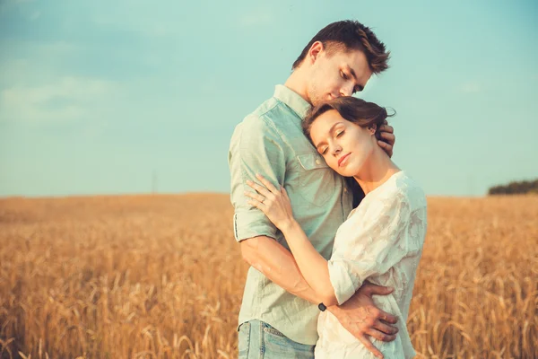 Jonge paar in liefde outdoor.stunning sensuele outdoor portret van jonge stijlvolle mode paar poseren in de zomer in het veld — Stockfoto