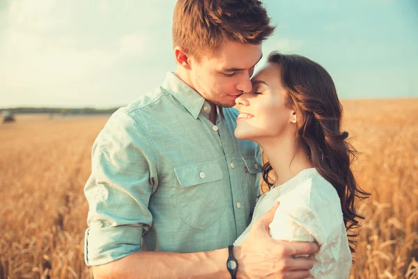 Genç çift aşık açık. Genç şık moda çift çarpıcı şehvetli açık portresi