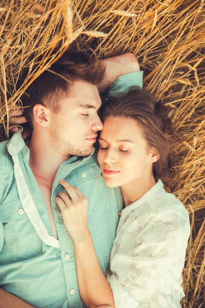 Jeune couple amoureux en plein air.Superbe portrait sensuel en plein air de jeune couple de mode élégant posant en été dans le domaine — Photo