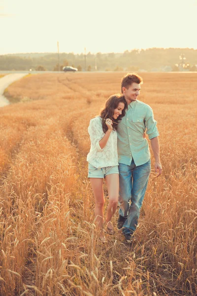 alanında yaz aylarında poz genç şık moda çiftin aşkı outdoor.stunning şehvetli açık portrede genç çift