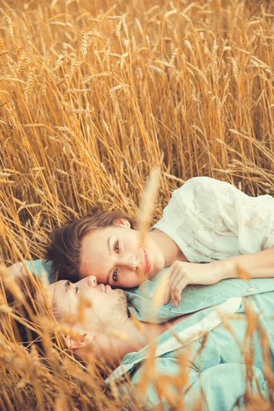 Jovem casal apaixonado ao ar livre.Impressionante retrato ao ar livre sensual de jovem casal de moda elegante posando no verão no campo — Fotografia de Stock